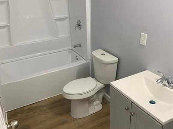 5th image of 663 Williams St