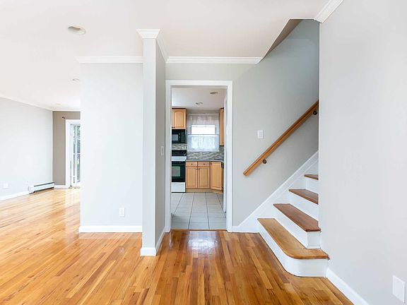 4th image of 28 Brookline Dr
