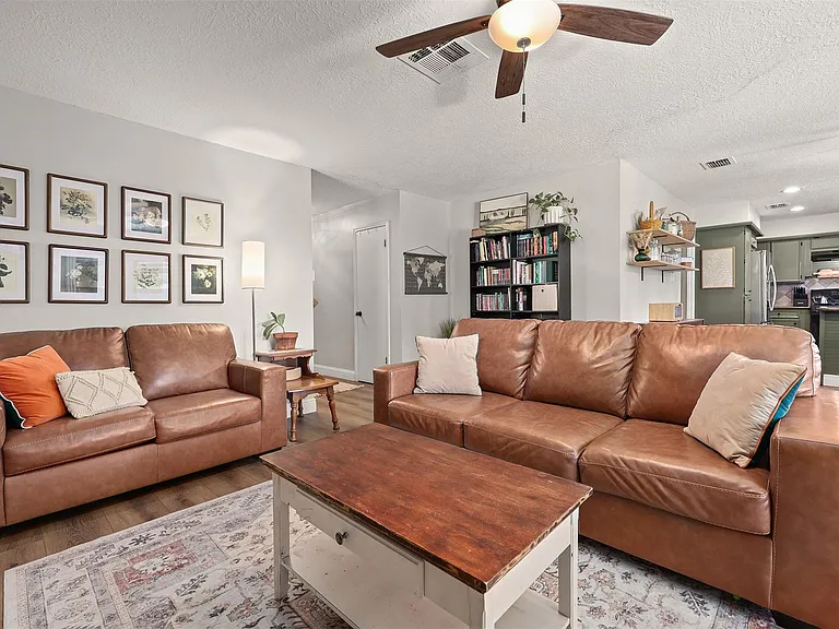 1819 Meadow Creek Dr — Photo 9