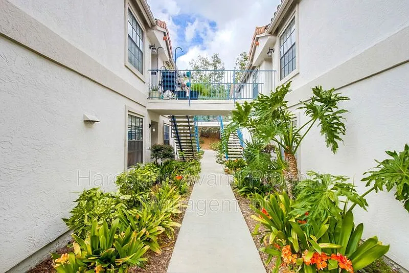 2 bed, 2.0 bath, 881 sqft, $2,750 — Photo 2