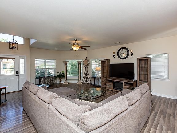 4th image of 678 Arthur Ct