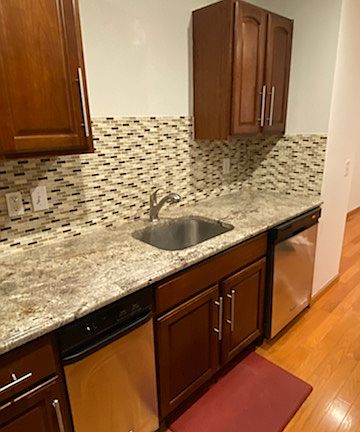 2nd image of 2121 Carpenter St #1