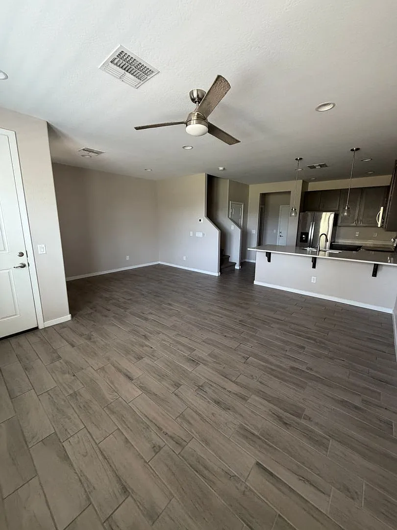Unique opportunity! Rent a NEWER home in Tempe!! — Photo 3