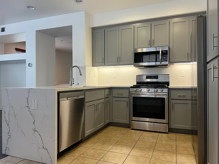 MODERN KITCHEN
