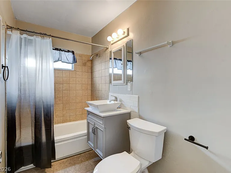 214 W Victory Rd — Photo 13