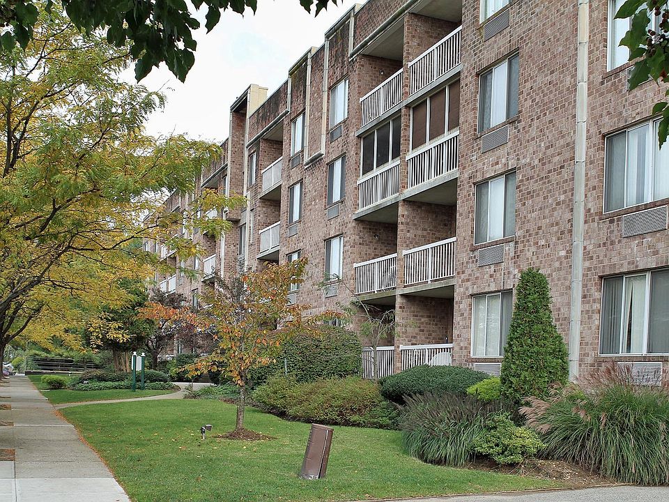 1st image of 121 Wellington Ct APT 3J
