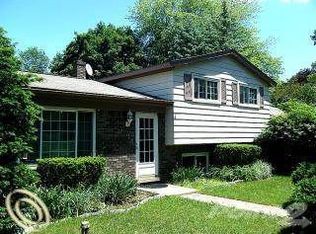 8517 Huron River Dr, White Lake, MI