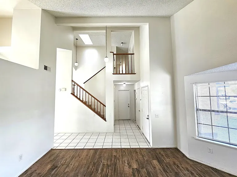 24657 Carolyn Ave — Photo 3