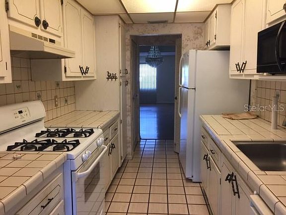 5th image of 100 El Camino Dr APT 211