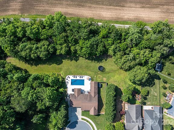 5th image of 406 Elias Ct NE