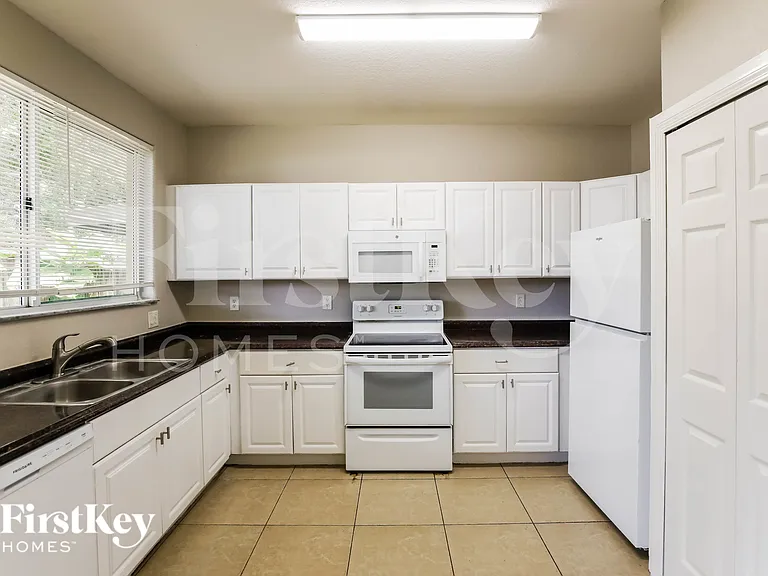 1009 NE 16th Ave — Photo 8
