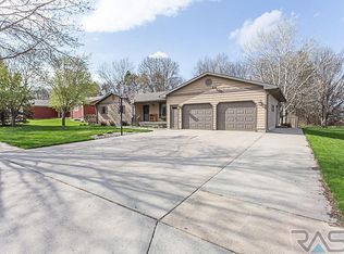 1126 Wyland Dr, Dell Rapids, SD 57022