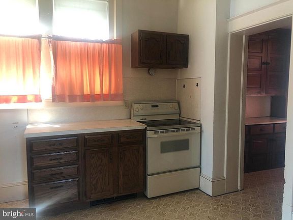 3rd image of 616 E Norwegian St