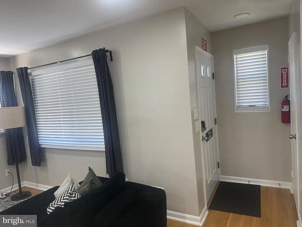 4 bed, 2.5 bath, 1252 sqft, $4,000 — Photo 3