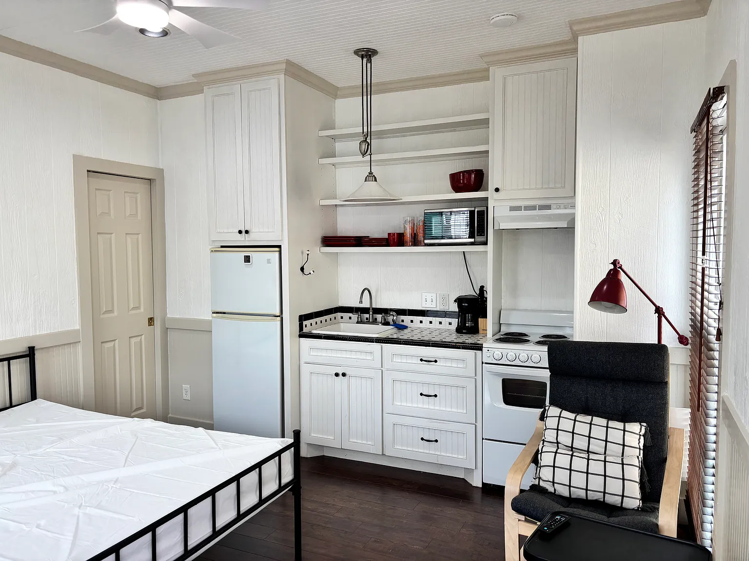 Studio, 240 sqft, $1,150 — Photo 2