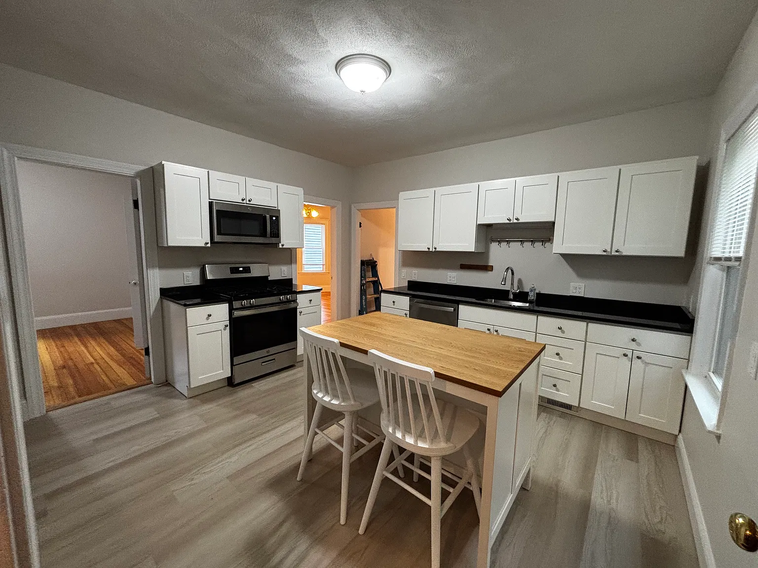 3 bed, 1200 sqft, $3,390 — Photo 3