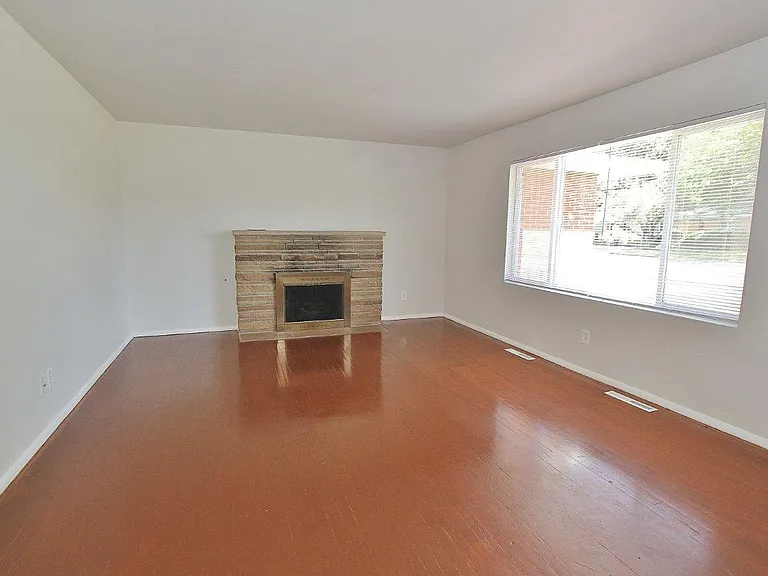 4011 W Greenbrier Dr — Photo 5