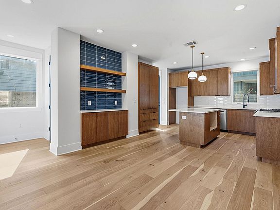 4th image of 2921 Lyons Rd #1