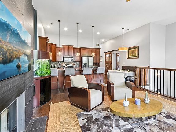 5th image of 1326 W Grenshaw St APT E