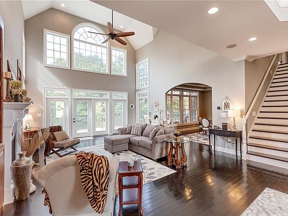 5th image of 128 Jericho Cir
