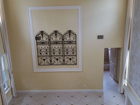 wow! 2 story ceiling