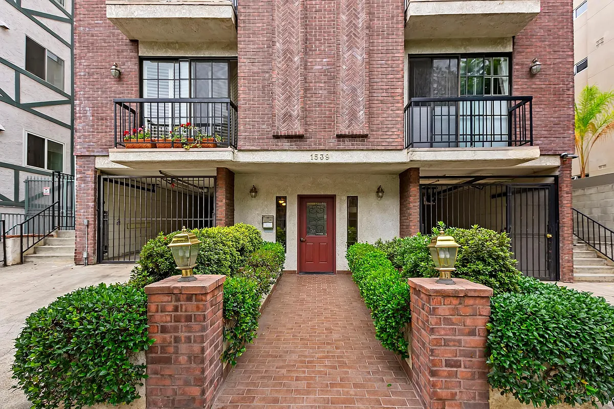 Building Photo - 1539 Greenfield Ave #202