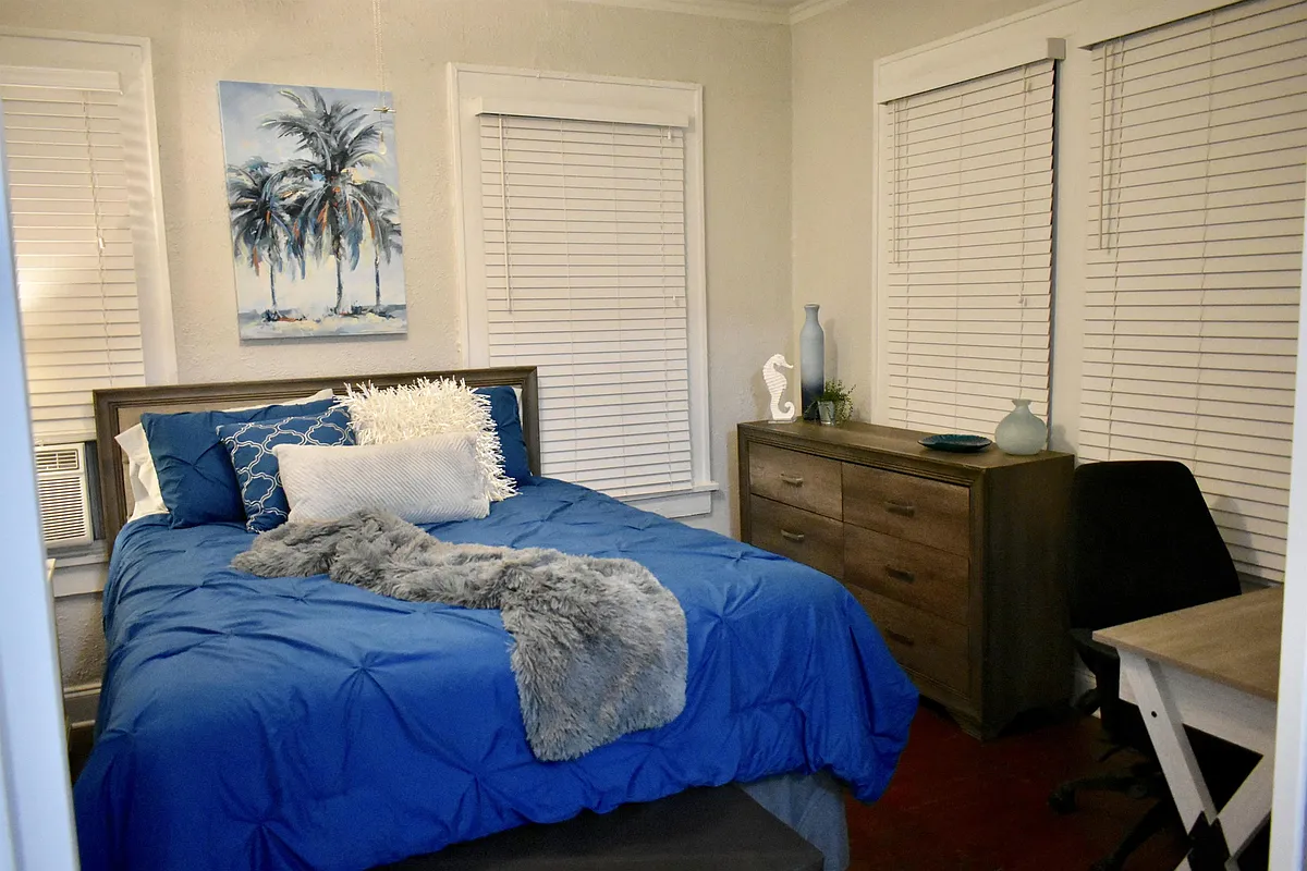 Building Photo - 407 S Melville Ave #5