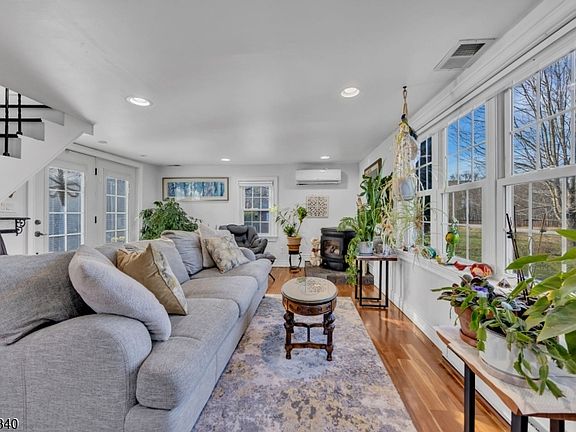 5th image of 160 Stanton Rd