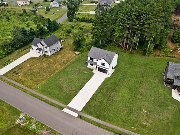 4th image of 11 Woodland Ln