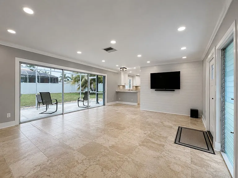 912 Dolphin Dr — Photo 14