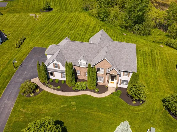 37 Turning Leaf Dr, Pittsford, NY 14534