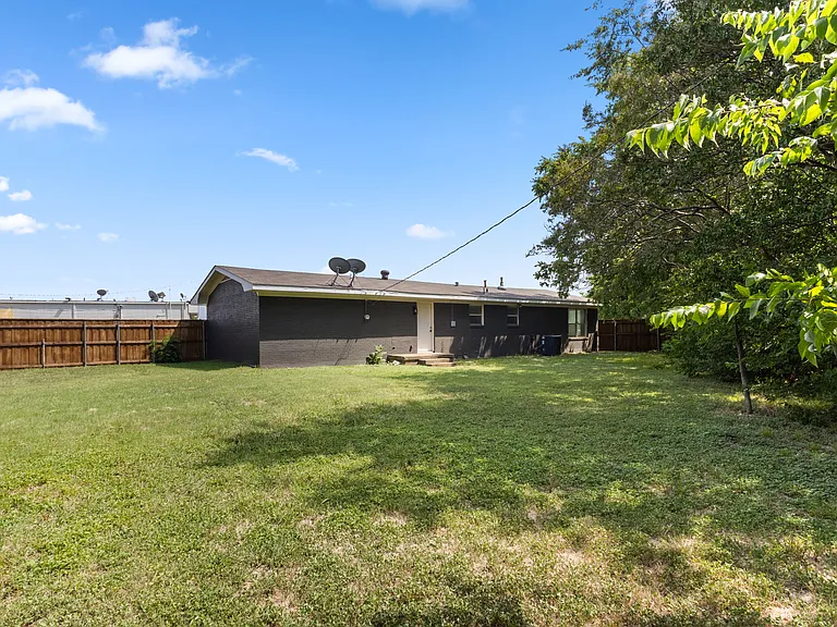 3611 Bonzer St — Photo 17