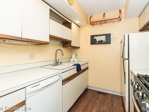 3rd image of 205 E Jolly Rd #1