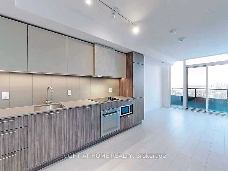 19 Western Battery Rd #Penthouse 11 — Photo 4