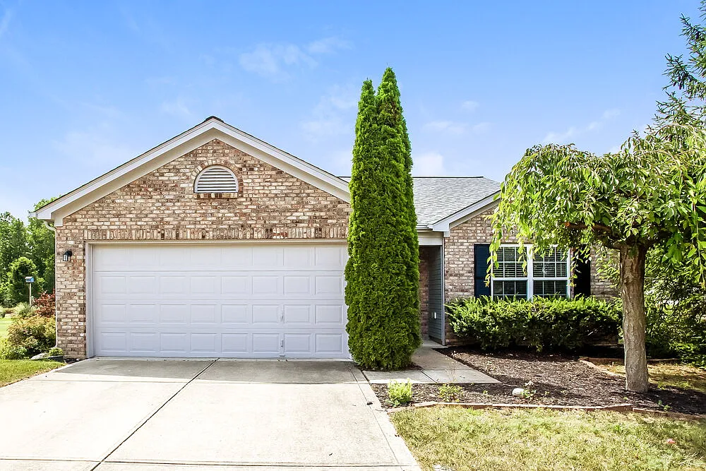 3 bed, 2.0 bath, 1640 sqft, $2,090 — Photo 1
