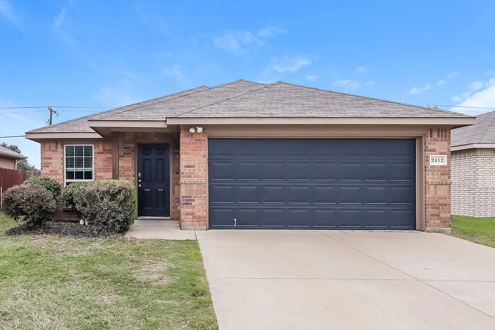 3 bed, 2.0 bath, 1400 sqft, $1,905 — Photo 1