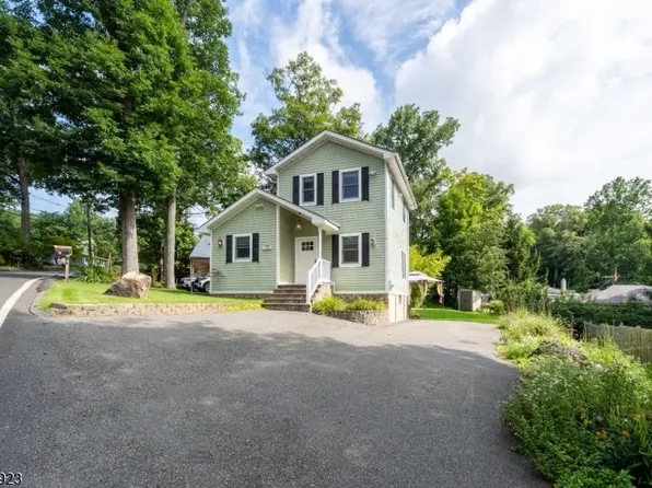 15 Northwestern Way, Hopatcong Boro, NJ 07843