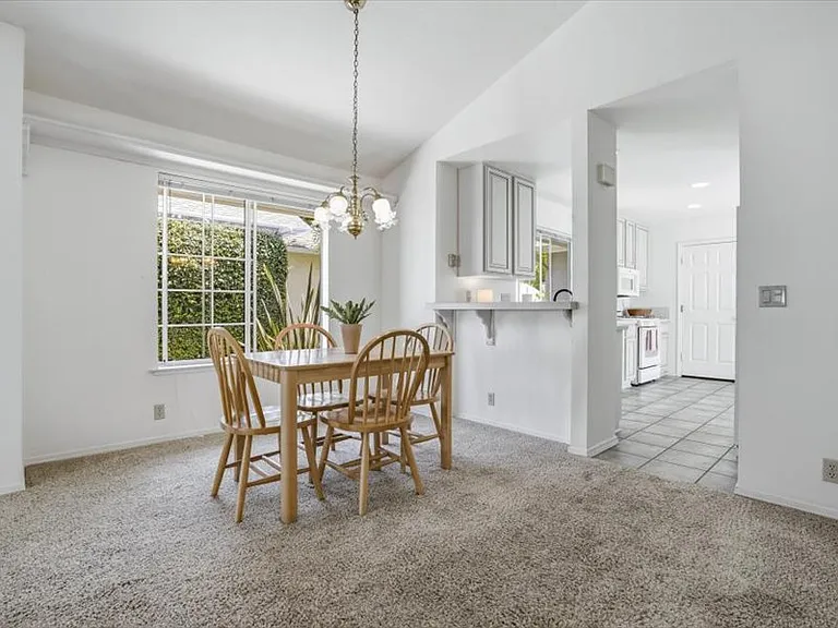 989 Bluebell Way — Photo 4