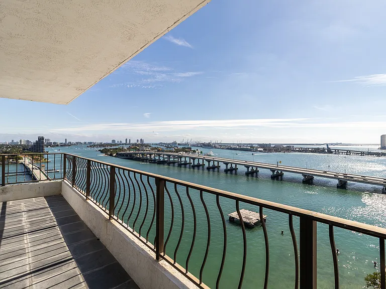 555 NE 15th St #20A — Photo 34