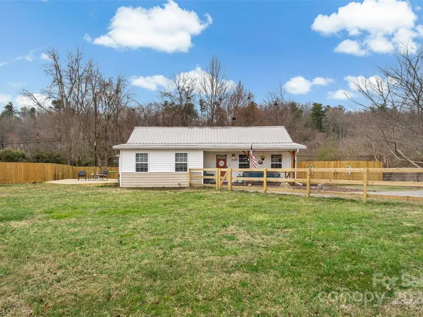 2123 Arlington Pl, Hendersonville, NC 28791