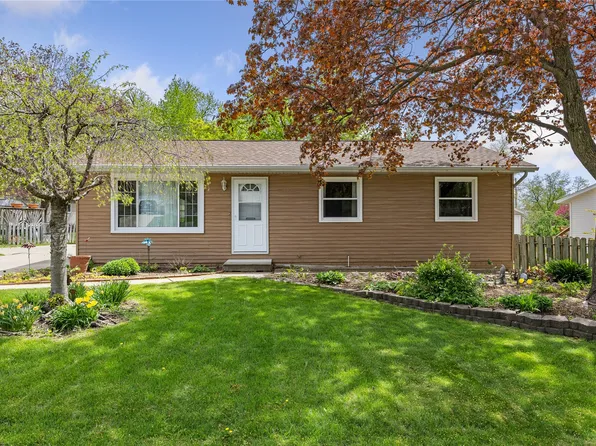1721 Woodside Ct NW, Cedar Rapids, IA 52405