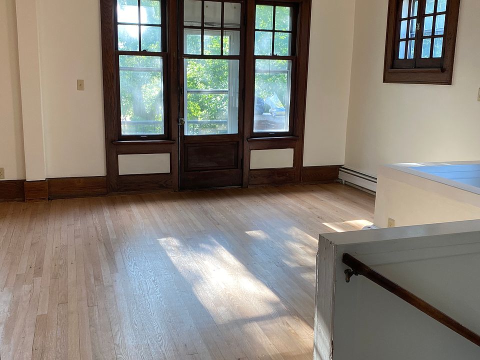 Top of staircase to den area and living room. Door leads to balcony.
Den: 9'x10'