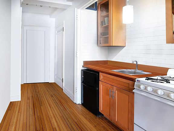 3rd image of 457 W 57th St #704