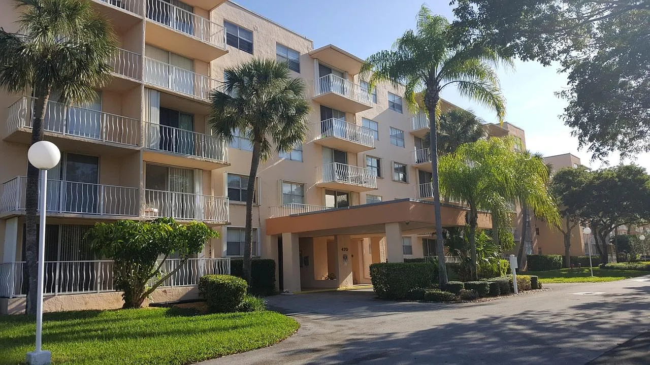 470 Executive Center Dr — Photo 1