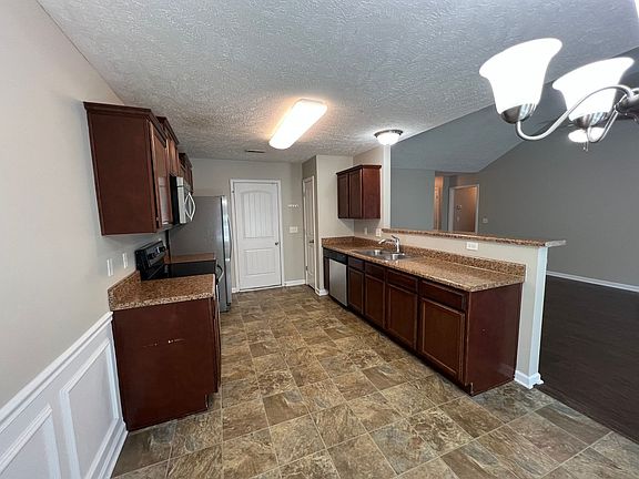5th image of 1125 Halverson Dr