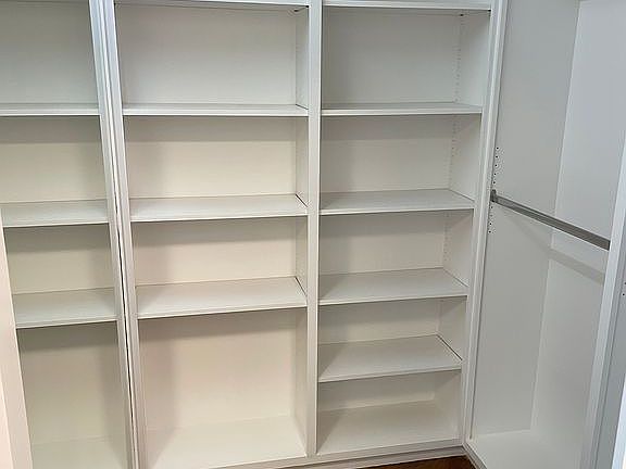 Guest bedroom walk-in 