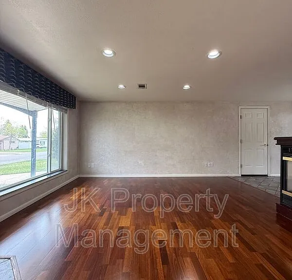 921 Avenue B NW — Photo 8