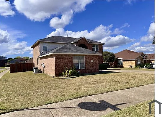 5 bed, 2705 sqft, $3,200 — Photo 2
