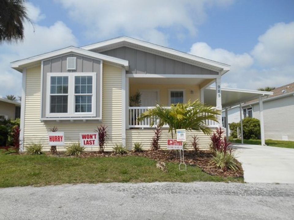 1st image of 985 Guadeloupe E