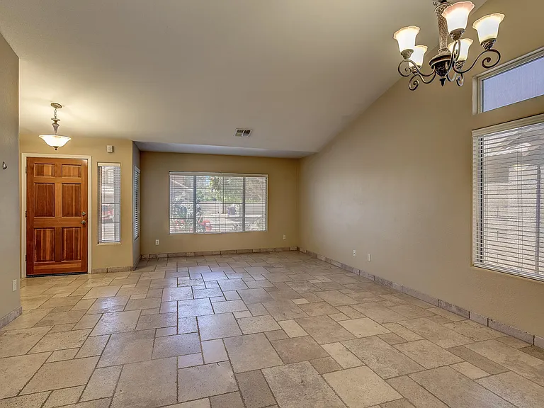 431 N Leoma Ln — Photo 3